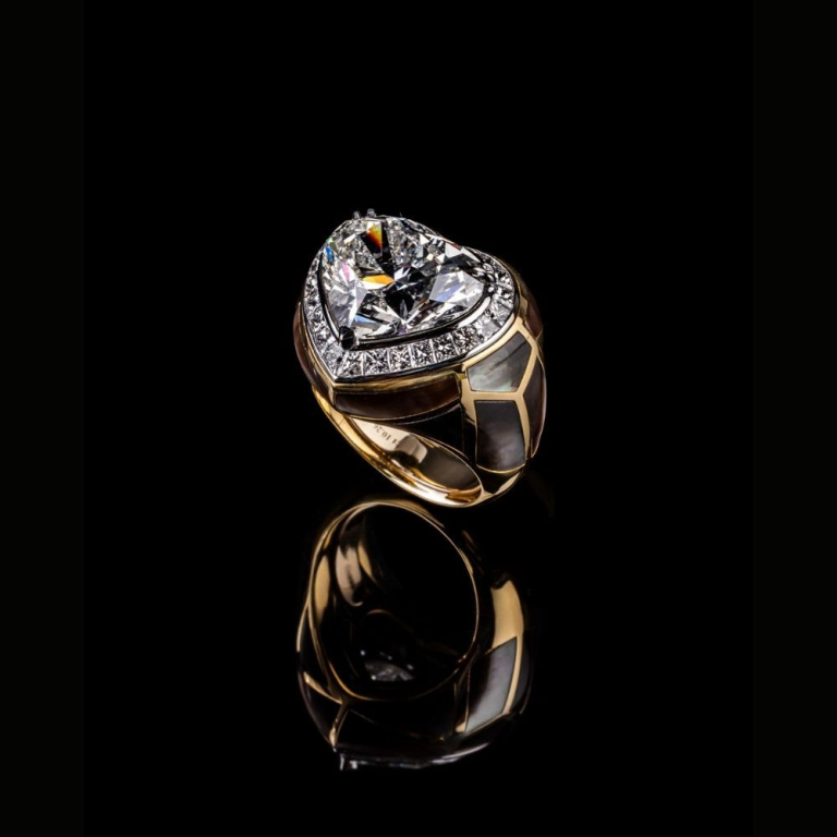 Anello con diamante taglio Cuore, contorno di diamanti e intarsio in Madreperla